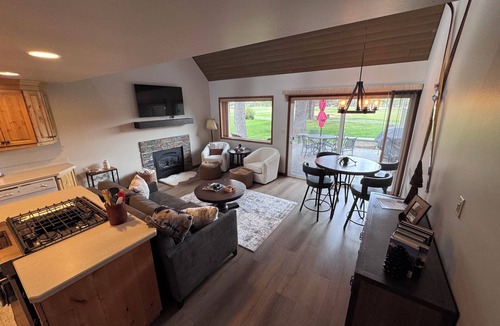 Overlook Park Condo | Newly Remodeled Condo on Golf Course, A/C, Pet Friendly, SHARC passes, Bikes.