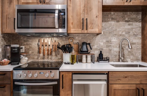 Bend Condo | Newly Remodeled Luxury Condo at Seventh Mountain Resort Close to Mt Bachelor