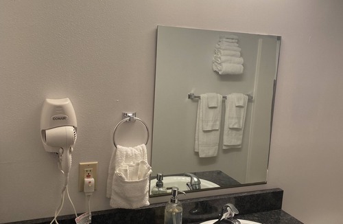 Davenport Apartment | Newly Remodeled Resort Property Over Looking Lake Roosevelt