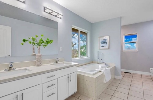 Hilltop House | Newly remodeled, safe and peaceful, only 5 minutes to UW Tacoma or I-5 Exit 132B