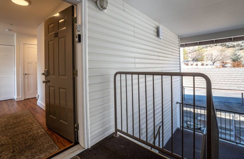 Chelan Condo | Newly Remodeled! Sunny Days B302 at Park Pointe with community pool.