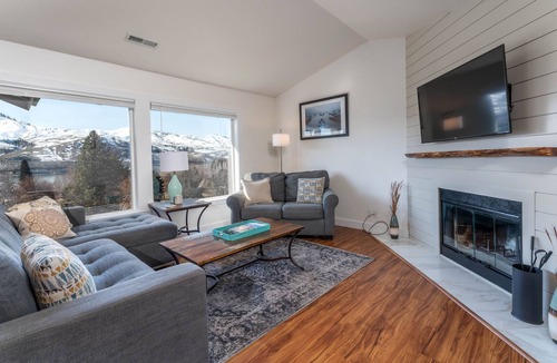 Chelan Condo | Newly Remodeled! Sunny Days B302 at Park Pointe with community pool.