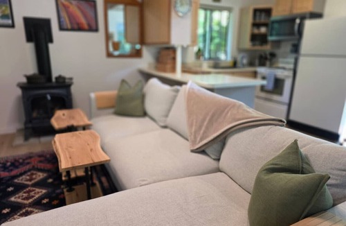 Point Roberts Apartment | Newly Renovated, Light-Filled Cabin