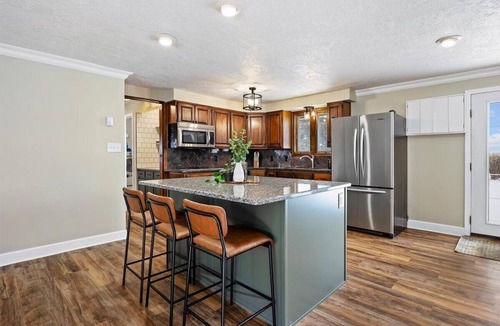 Burley House | Newly Renovated, Modern Sleeps 21, Newly added AC/Heating units in each bedroom.