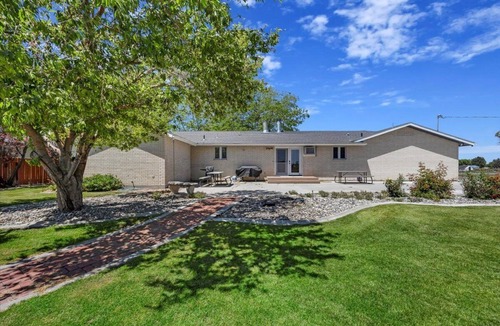Burley House | Newly Renovated, Modern Sleeps 21, Newly added AC/Heating units in each bedroom.