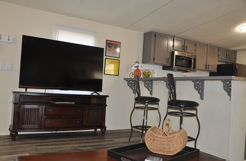 Lebanon House | Newly renovated, music-themed mobile home! Pet-Friendly! 2 minutes from I-40!