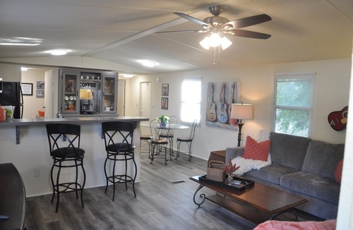 Lebanon House | Newly renovated, music-themed mobile home! Pet-Friendly! 2 minutes from I-40!