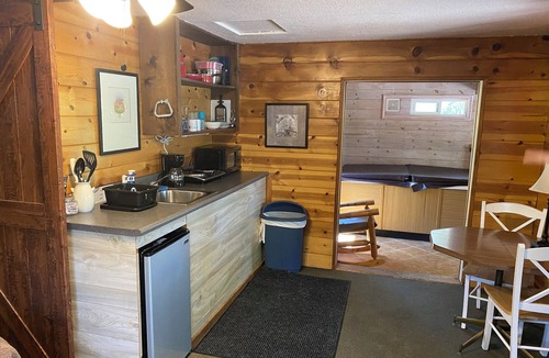 Payson Cabin | Newly updated bath! Indoor fireplace & Jacuzzi xtra room w kid cot; porch swing