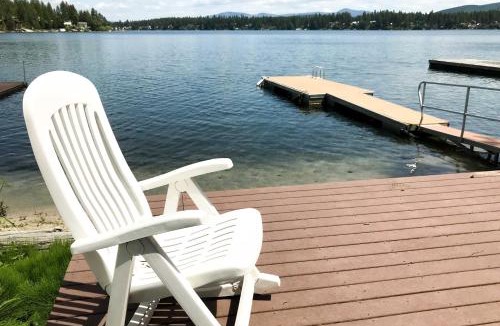 Newport House | Newport Cabin w/Lakefront Private Porch & Grill!