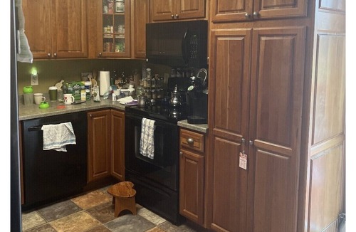 Cedar Rapids House | Nice friendly home, 3 min from Collins Aerospace, parking on site safe