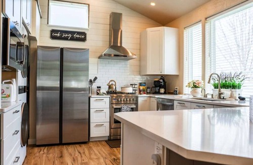 Post Falls House | No Fee | New Private Cottage | Fireplace + Full Kitchen