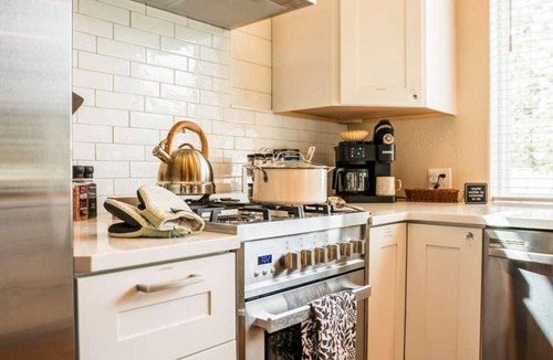 Post Falls House | No Fee | New Private Cottage | Fireplace + Full Kitchen