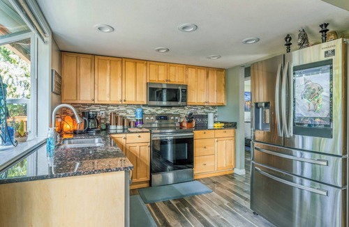 Kingsgate House | NO PARTIES! 3-bedroom with Hot Tub & Mt.Rainier Views and Huge Fenced Yard.