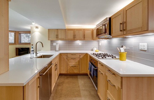 Alphabet Historic District Apartment | Nob Hill Deluxe Suite w/large kitchen - sleeps 4