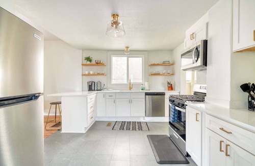 Uptown House | Nob Hill Retreat - Steps to NW 23rd Shops & Fast Wifi