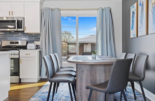 Burbank House | Nobu: 4BR 3BTH Modern Spacious Home! Fully Fenced!