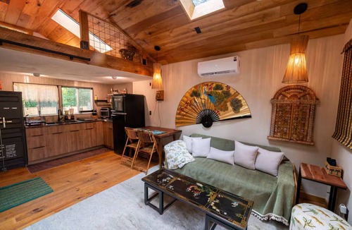 Cherry Log House | Nomad’s Nest A Worldly Tiny Escape w HotTub&Sauna