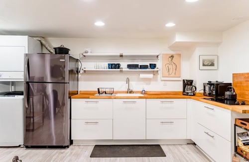 Irvington House | Nomads Nest - 2bdr, 1 mile from Convention Center