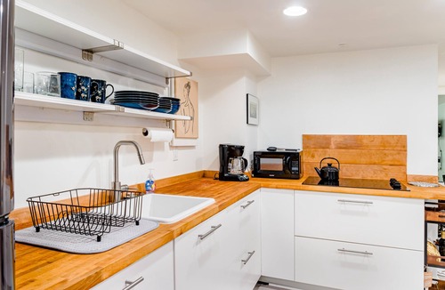 Irvington House | Nomads Nest - 2bdr, 1 mile from Convention Center