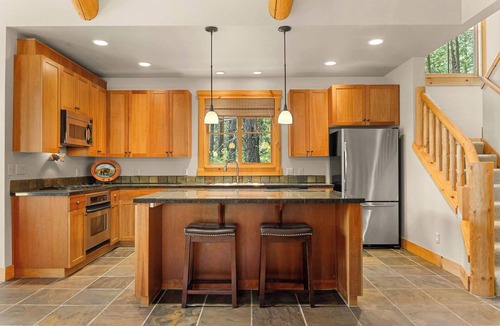 Mazama House | Norsk Hus, 3-Bedroom Lodge w/fireplace in Mazama