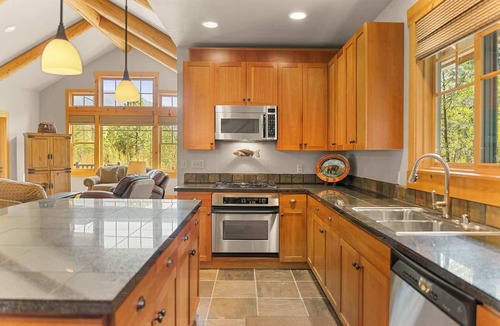 Mazama House | Norsk Hus, 3-Bedroom Lodge w/fireplace in Mazama