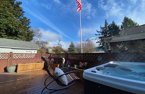 North Bend Cottage | North Bend Downtown Cottage - private hot tub Mt Si view by North Bend Escapes