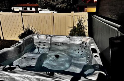 Sunset House | North End - Hyde Park - Hot Tub- Downtown- E Bikes