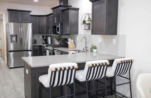 Sunset House | North End - Hyde Park - Hot Tub- Downtown- E Bikes
