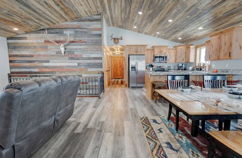 Island Park Cabin | Northern Lights Retreat+7brms+AC+hotub+30milesYNP