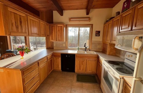 Bend House | NW Bend House on 2.5 acre wooded lot in quiet wooded with mountain views.