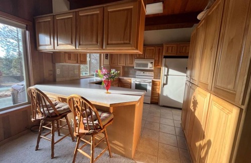 Bend House | NW Bend House on 2.5 acre wooded lot in quiet wooded with mountain views.