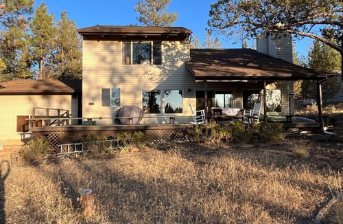 Bend House | NW Bend House on 2.5 acre wooded lot in quiet wooded with mountain views.