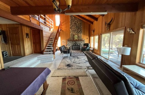 Bend House | NW Bend House on 2.5 acre wooded lot in quiet wooded with mountain views.