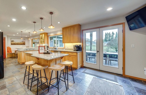 Puyallup House | NW Family Oasis: 6BR Modern Gem Near Rainier!