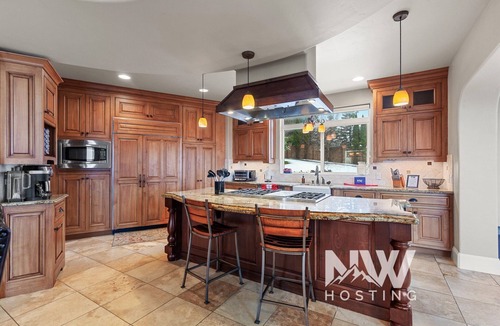 Harrison House | NW Tuscan Retreat — 180° Vistas & Private Hot Tub