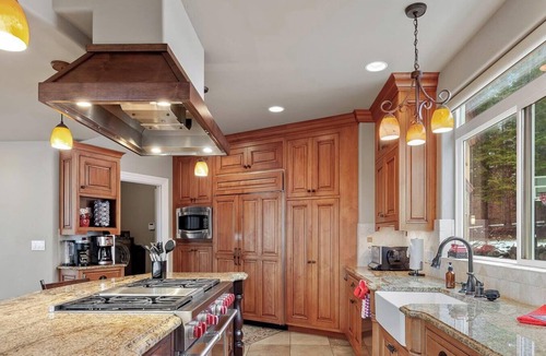 Harrison House | NW Tuscan Retreat — 180° Vistas & Private Hot Tub