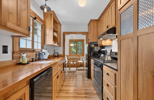 Old Bend Cottage | Oak Millhouse - Beautifully restored home in Downtown Old Bend