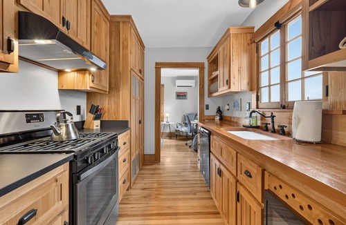 Old Bend Cottage | Oak Millhouse - Beautifully restored home in Downtown Old Bend
