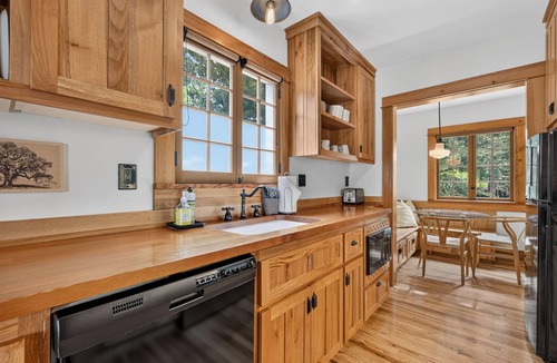 Old Bend Cottage | Oak Millhouse - Beautifully restored home in Downtown Old Bend