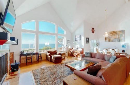 Newport House | Ocean view home withhuge deck & yard hot tub firepit & game room - dogs OK