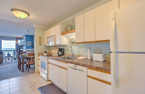Otter Rock Apartment | Ocean-View Queen Studio with Private Balcony