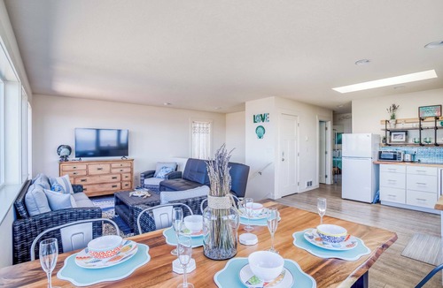 Newport House | Ocean-View, Upper-Level Guest House Near Nye Beach with a Hot Tub