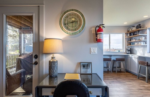 Coos Bay House | Oceanfront Home, Lighthouse, Beach Access, Spectacular Sunsets, Newly Remodeled
