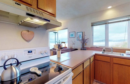 Newport Condo | Oceanfront Nye Beach condo with views of ocean and lighthouse - great location