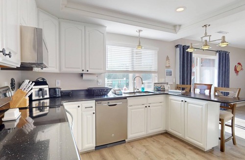 Grayland House | Oceanview Coastal Retreat with 4 bedrooms and Hot Tub