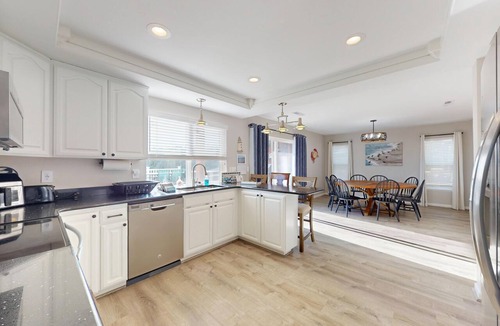 Grayland House | Oceanview Coastal Retreat with 4 bedrooms and Hot Tub