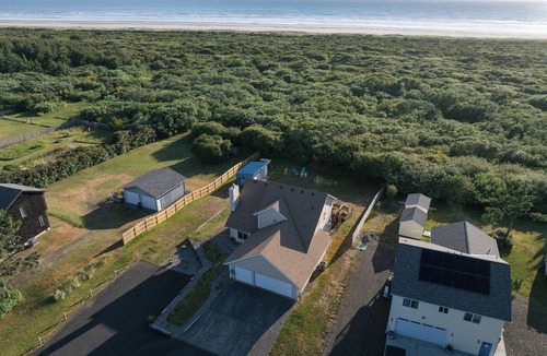 Grayland House | Oceanview Coastal Retreat with 4 bedrooms and Hot Tub