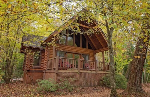 Benton Cabin | Ocoee Log Cabin steps from Ocoee in resort village