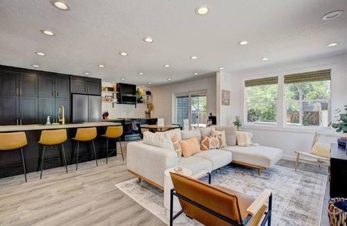 Southeast Boise House | Off-Broadway Boho Modern 3BR King Suite Huge Yard + Treehouse Near River & Downtown