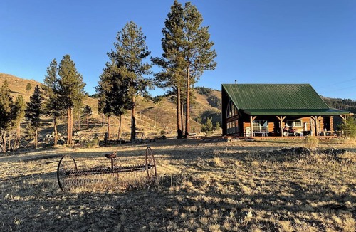 Darby Cabin | Off-Grid Luxury Cabin for Great Montana Weekend Getaways